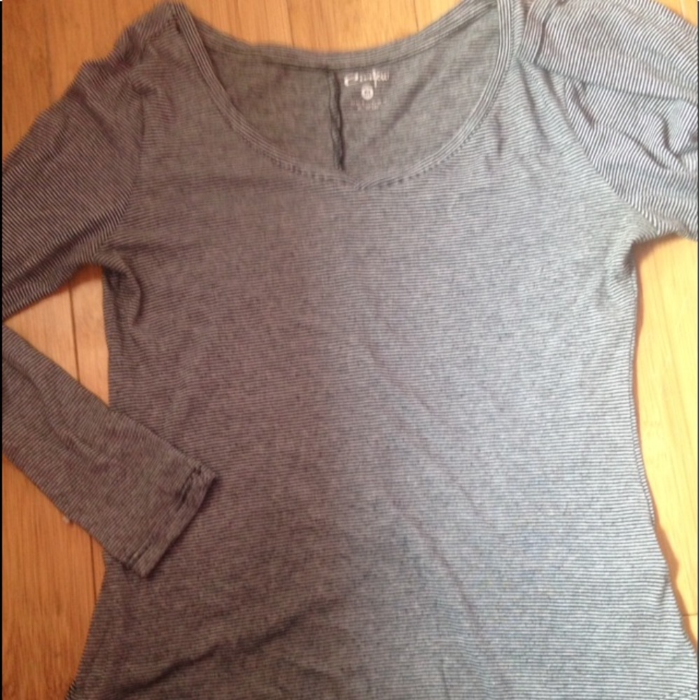 Long sleeved black and white top